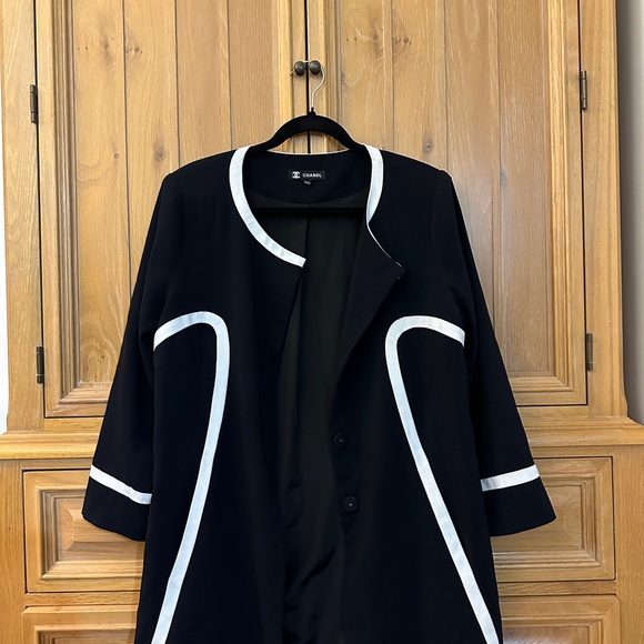 Chanel Black and White Blazer with Contrast Trim - Picture 2 of 5